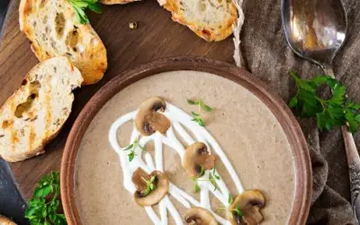 Co dodać do zupy grzybowej, aby zaskoczyć smakiem i aromatem?