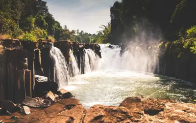 Cascades puissantes dans un paysage luxuriant, un moment inoubliable de mon laos voyage.
