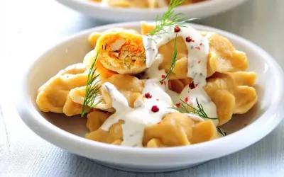 Pyszne pierogi z rybą, polane sosem i posypane koperkiem. Idealny szybki obiad na Wielki Piątek.