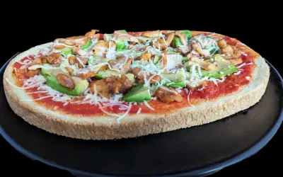 Bruschetta poulet : une tranche de pain garnie de sauce tomate, poulet grillé, avocat et fromage râpé.