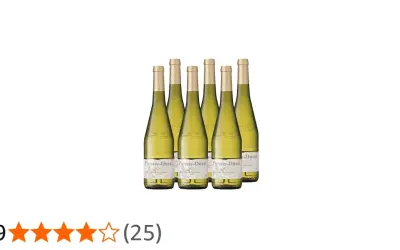Sechs Flaschen Muscadet Wein, "Plessis-Duval Sur Lie", stehen nebeneinander.