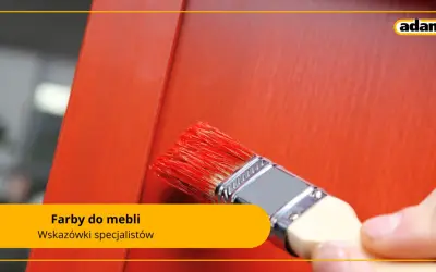 Pędzel z czerwoną farbą do mebli odnawia drewniany mebel. Wskazówki specjalistów Adamex.
