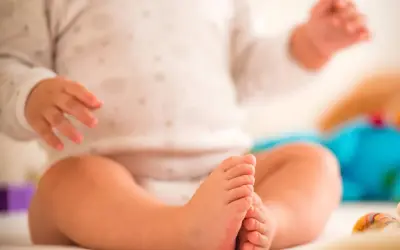 Małe stópki i rączki dziecka. Czy 5 miesięczne dziecko można sadzać na kolanach? Rozwój malucha.