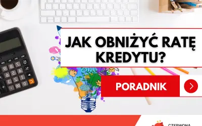 Kalkulator, klawiatura i kolorowe kredki na biurku. Napis "JAK OBNIŻYĆ RATĘ KREDYTU?" sugeruje poradnik finansowy.