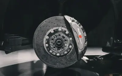 Audi ceramicowe hamulce. Jak zmierzyć tarczę hamulcową? Precyzyjne narzędzia i wiedza to klucz do sukcesu.