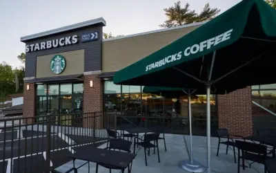 Nowy Starbucks z drive-thru i stolikami na zewnątrz. Idealne miejsce na kawę i spotkania.