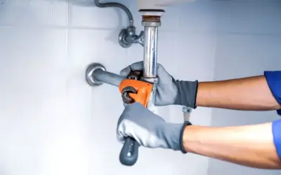 Hydraulik dokręca rurę pod zlewem. Sprawdź punkt hydrauliczny cena robocizny.