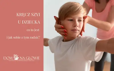 Dłoń delikatnie koryguje pozycję głowy chłopca, sugerując pomoc przy kręczu szyi u dziecka.