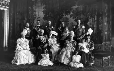Kungliga familjen samlad, med Oscar II:s barn och barnbarn i ståtliga dräkter.
