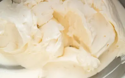 Cremige Buttercreme mit Pudding, bereit für süße Kreationen.