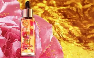 Flacon de **riche crème Yves Rocher** aux pétales de rose. Un choix luxueux pour votre peau.