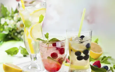 Erfrischende hausgemachte Limonade mit Zitrone, Beeren und Minze. Perfekt zum limonade selber machen an heißen Tagen.