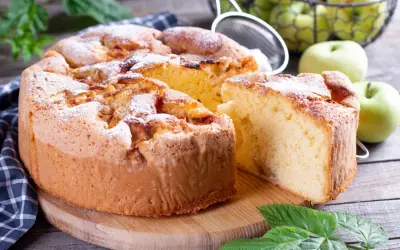 Saftiger Apfelkuchen, bestäubt mit Puderzucker. Ein Genuss für alle, die Kuchen ohne Zucker lieben.