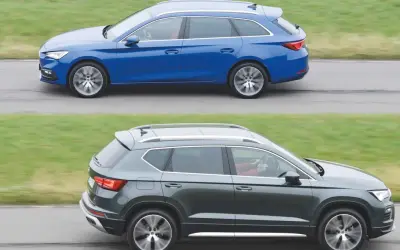 Niebieski Seat Leon kombi i szary Seat Ateca jadą obok siebie.
