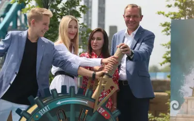 Uroczyste otwarcie atrakcji w Energylandii. Cztery osoby wspólnie pociągają za linę, by uruchomić nową przygodę.