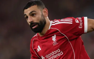 Piłkarz Liverpoolu w czerwonej koszulce, z zarostem i charakterystycznym spojrzeniem. To właśnie tam gra Salah, zdobywając kolejne bramki.