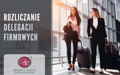 Dwie kobiety w eleganckich strojach biznesowych z walizkami w nowoczesnym wnętrzu, prawdopodobnie lotnisku.