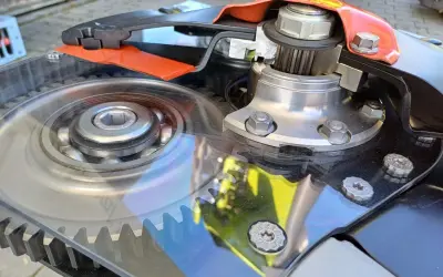 Widok mechanizmu napędowego listwy tnącej do kosiarki listwowej z widocznym łożyskiem i zębatką.