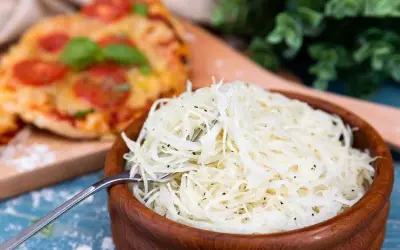 En skål med krispig pizzasallad, perfekt till din pizza. Här är ett enkelt pizzasallad recept.