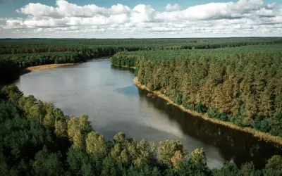 Malownicze jezioro otoczone lasem. Sprawdź jezioro miłoszewskie cennik i zaplanuj wypoczynek.