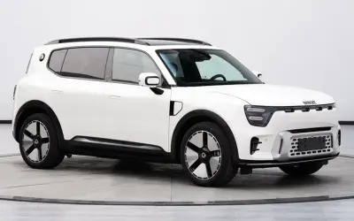 Biały, elektryczny SUV segmentu D z czarnymi akcentami i futurystycznymi felgami.