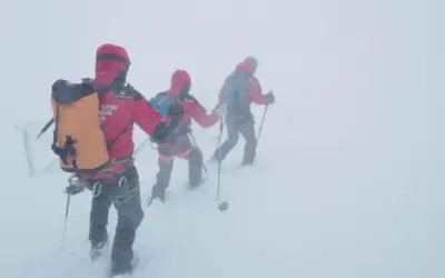 Alpinisti in marcia sul Gran Sasso, immersi in una bufera di neve. L'avventura è dura, ma la passione li guida.