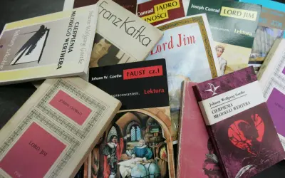 Stos książek: "Proces" Kafki, "Cierpienia młodego Wertera" Goethego, "Lord Jim" Conrada. To idealny plan wydarzeń dla miłośnika literatury.