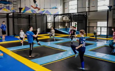 Zajęcia na trampolinach: Spalaj kalorie i wzmocnij ciało bezpiecznie!