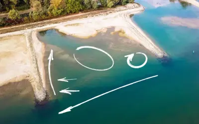 Luftaufnahme einer Sandbank in der Elbe mit weißen Pfeilen und Kreisen, die Strömungen oder Angelplätze markieren.