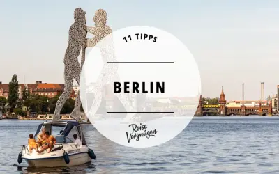 11 Tipps für Ihren Besuch in Berlin: Eine Bootsfahrt auf der Spree mit Blick auf die Oberbaumbrücke und die Skulptur "Molekularmensch".