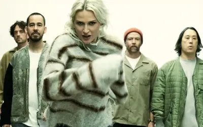 En grupp människor, inklusive sångare från Linkin Park, står i en rad.