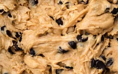 Pâte à cookie crue healthy, riche en pépites de chocolat noir. Une texture onctueuse qui promet un délice gourmand et sain.