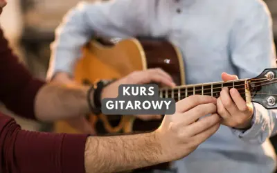 Mario, czy ty wiesz chwyty? Nauczyciel pokazuje uczniowi, jak zagrać akord na gitarze podczas kursu gitarowego.