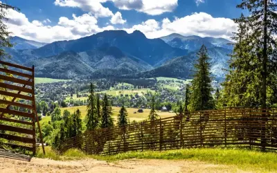 Idealne miejsce, gdzie z dzieckiem w góry. Widok na dolinę i Tatry z drewnianym płotem.