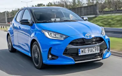 Niebieski Toyota Yaris na drodze. Sprawdź atrakcyjną toyota yaris cena i wybierz swój wymarzony samochód.