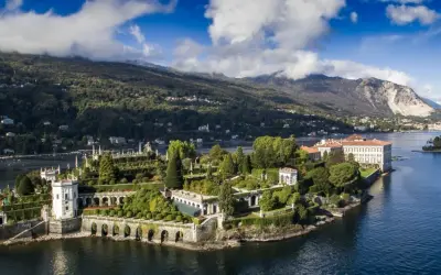 Isola Bella, un gioiello tra i posti da visitare in Piemonte, incanta con la sua natura rigogliosa e architetture barocche sul Lago Maggiore.