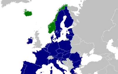 Mapa Europy z zaznaczonymi na niebiesko krajami Unii Europejskiej. Zielone obszary to Norwegia i Islandia.