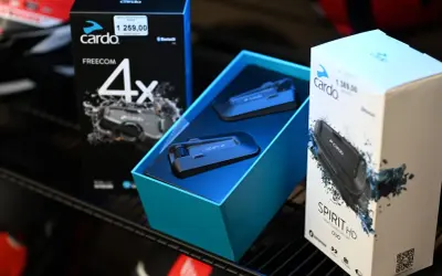 Pudełka z interkomami motocyklowymi Cardo Freecom 4x i Spirit HD.