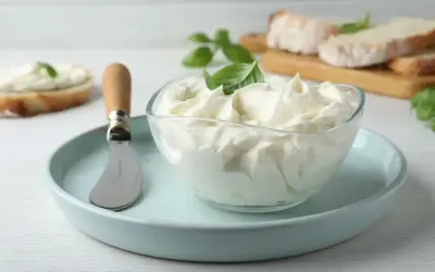 Kremowy ser z wiaderka, idealny do smarowania pieczywa. Zainspiruj się naszymi przepisami na pyszne kanapki!