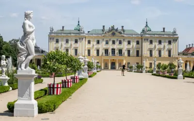 Pałac Branickich w Białymstoku, jeden z najpiękniejszych pałaców w Polsce, z ogrodem pełnym rzeźb i drzewek.