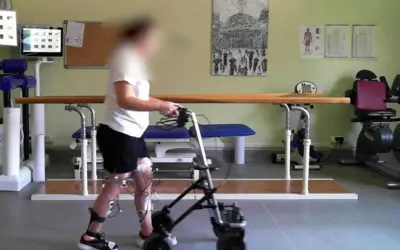 Persona con invalidità cammina con deambulatore, sensori alle gambe per neurostimolatore midollare.