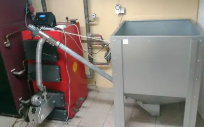 System do ogrzewania, pokazujący jak przerobić piec na ekogroszek na pellet, z podajnikiem i zasobnikiem.