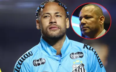 Neymar Jr. w niebieskiej koszulce z warkoczykami i jego ojciec, Neymar Senior, w kółku.