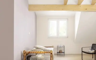 Pokój na poddaszu z drewnianymi belkami i oknem. Dowiedz się, jak malować skosy, by stworzyć przytulną przestrzeń.