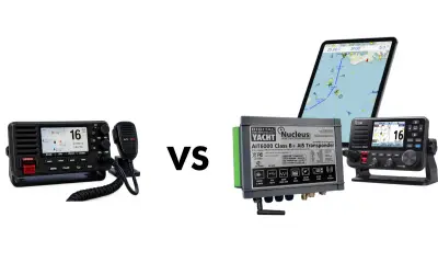Comparaison d'un combiné VHF avec micro et d'un transpondeur bateau AIS, avec une tablette affichant une carte marine.