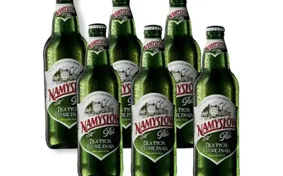 Sechs Flaschen Namysłów Pils, das beste polnische Bier, stehen nebeneinander.