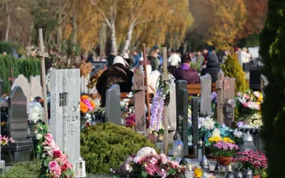 Cmentarz jesienią. Widać różnicę między grobem ziemnym a murowanym w kosztach utrzymania.
