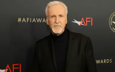 James Cameron, reżyser znany z przełomowych filmów, na tle logo AFI Awards.
