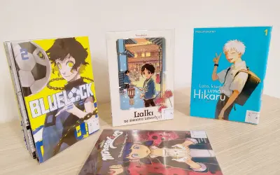 Kolekcja mang, w tym "Blue Lock" i "Lato, kiedy umarł Hikaru", pokazuje, że czy manga to książka pełna historii i emocji.