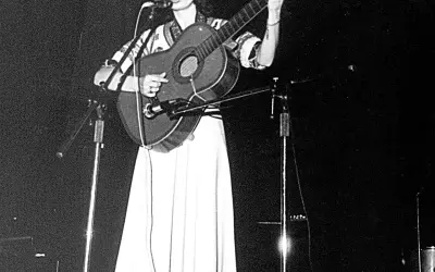 Eleni śpiewa, grając na gitarze. Jej piosenki, ułożone alfabetycznie, brzmią jak magia.